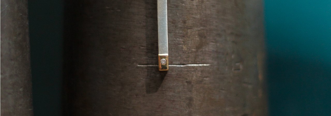 Bar pendant with diamond-large