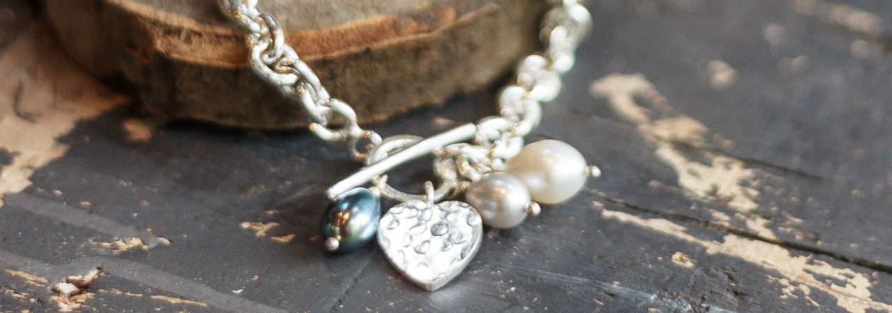 Hammered heart bracelet with stones - large